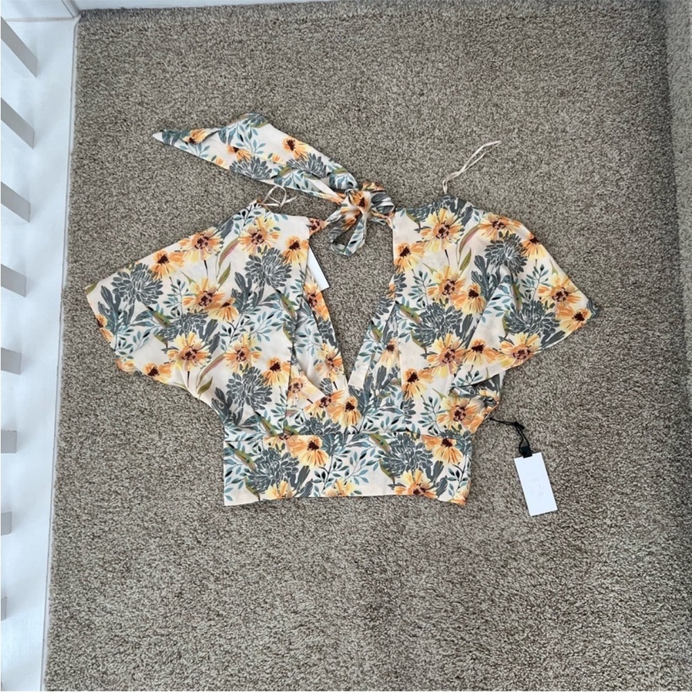 NWT ASTR The Label Tie Back Crop Satin Floral Blouse Size M - Picture 3 of 3
